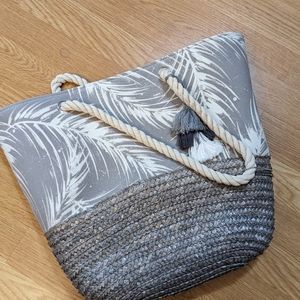 Beach bag with snap and rope handles